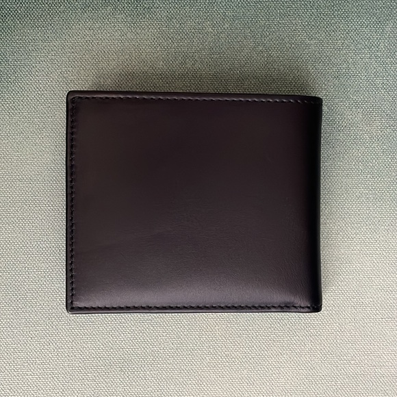 Authentic Gucci Bi-Fold Leather Wallet - Picture 9 of 11